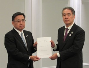 千葉会長(左)が山本局長に要望書を手渡した
