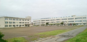 大曲小学校の校舎。右側が北校舎、左側が西校舎