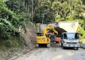 国道１２８号では久野工業が土砂を撤去した（鴨川市天津）