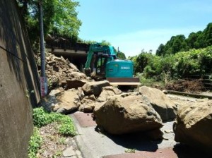 県道大多喜君津線では太陽工業が応急復旧に当たっている（市原市国本）