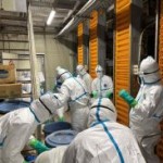 銚子市内の養鶏場で防疫措置を実施している（県提供）