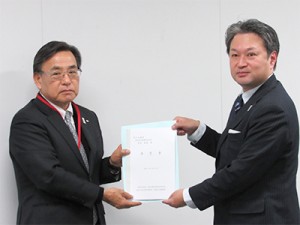 千葉会長(左)が東北地方整備局の安岡副局長に要望書を手渡した