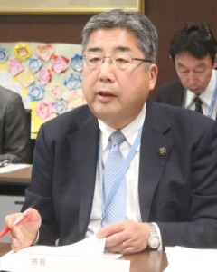 記者会見に臨む内田市長