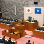 臨時県議会で所信表明する熊谷知事