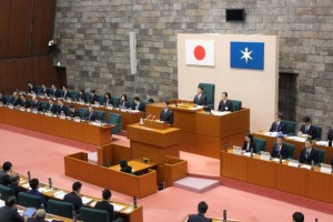 臨時県議会で所信表明する熊谷知事
