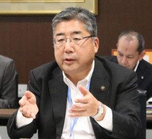 3期目初の記者会見に臨む内田市長