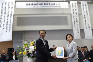 米本会長（左）が高梨副知事に要望書を提出した