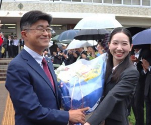 市職員から花束を受け取る松戸市長（左）