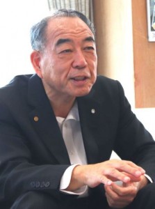 記者の質問に答える緑川輝男町長