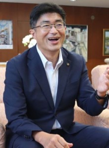 インタビューに応じる松戸隆政市長