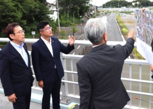 仮称・北千葉ジャンクションの整備予定地付近を視察する左から田中市長と松戸市長