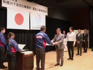 受賞者一人一人に賞状を贈り、その貢献をたたえる