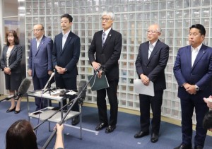 協議の終了後、囲み取材に応じる左から平山町長、小泉市長、熊谷知事、藤井社長、宮澤局長、麻生町長