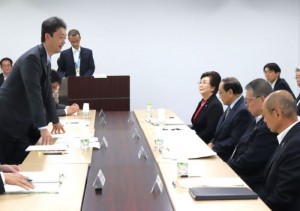 夷隅地域2市2町の首長と意見を交換する熊谷知事(左)