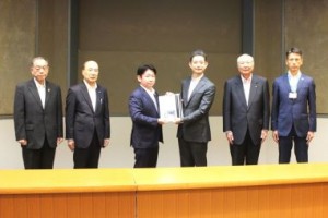 熊谷知事（右から３人目）に要望書を提出した