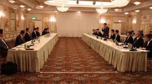 完全週休2日の実現や労働者の処遇改善などについて話し合った