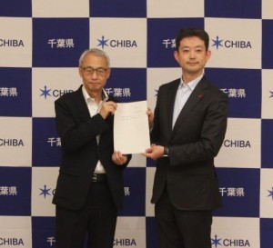 熊谷知事（右）に答申書を手渡した