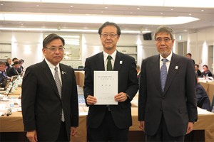 要望書を手に記念撮影する左から千葉会長、西村局長、向井田会長