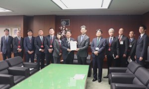 金子国交相（左から7人目）に要望書を提出した