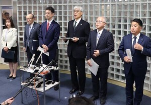 協議の終了後、囲み取材に応じる左から平山町長、小泉市長、熊谷知事、藤井社長、宮澤局長、麻生町長